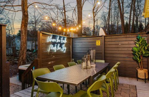 Tobyhanna House | Sleeps 15 Sauna Hot Tub Fire Pit & Putt Putt