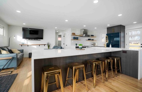 Aurora House | Sleeps 16 - 15 min/Downtown, 10 min/Medical Center