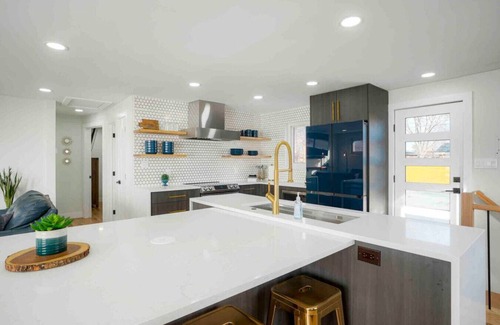 Aurora House | Sleeps 16 - 15 min/Downtown, 10 min/Medical Center