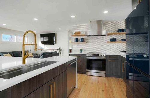 Aurora House | Sleeps 16 - 15 min/Downtown, 10 min/Medical Center