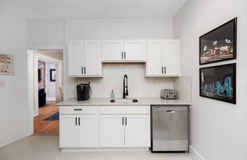 Detroit House | Sleeps 16 - 1st Flr Bdrm - 9 Beds - 10 Mins to DT