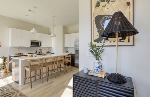 Talbot's Corner House | Sleeps 16 | 2 Modern Townhomes, Minutes to Broadway | Lischey & 98 Degrees