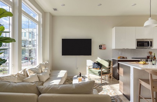Talbot's Corner House | Sleeps 16 | 2 Modern Townhomes, Minutes to Broadway | Lischey & 98 Degrees