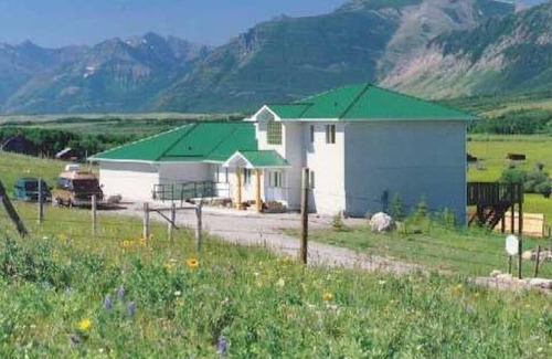 Division No. 3 Villa | Sleeps 16-5 mins from Waterton Entrance-WCV-C