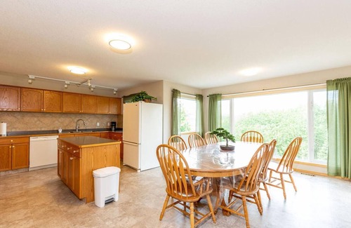 Division No. 3 House | Sleeps 16- 5 mins from Waterton Entrance WCV -A&B