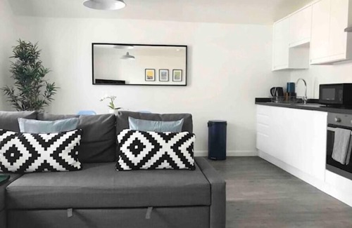 Saint Paul's House | Sleeps 16! Four Flats with Private Access & Garden
