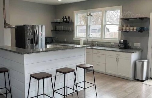 Near Eastside House | Sleeps 16 - Spacious - King Beds - Kid Friendly - Walkable