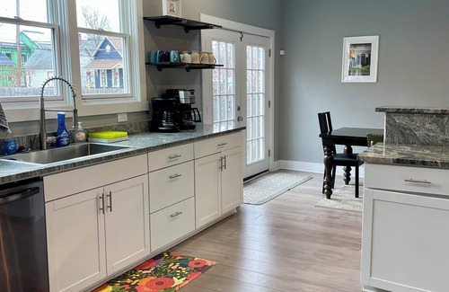 Near Eastside House | Sleeps 16 - Spacious - King Beds - Kid Friendly - Walkable