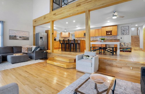 Barnett House | Sleeps 16! Waterfront Fun Near Jolly Roger’s | Private Dock & 4BR/4BA