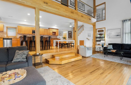Barnett House | Sleeps 16! Waterfront Fun Near Jolly Roger’s | Private Dock & 4BR/4BA