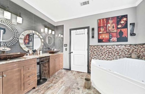 Humble House | Sleeps 18+.10 mins from IAH. Big Pool Events & Parties Allowed