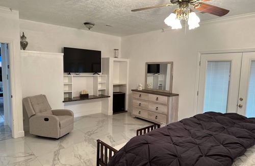 Humble House | Sleeps 18+.10 mins from IAH. Big Pool Events & Parties Allowed