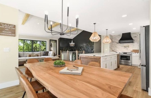 Brookfield House | Sleeps 18! Dock, Lake access, pool table, 2 kitchens, Large area to entertain.