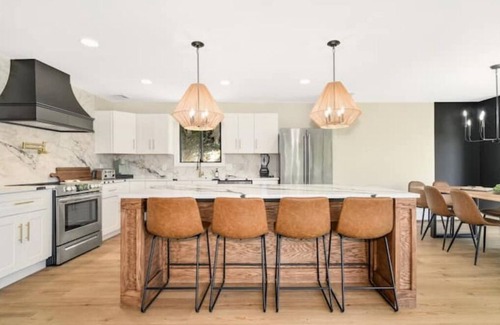 Brookfield House | Sleeps 18! Dock, Lake access, pool table, 2 kitchens, Large area to entertain.