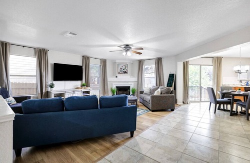West San Antonio House | Sleeps 18! Family & Friends Vacation Home