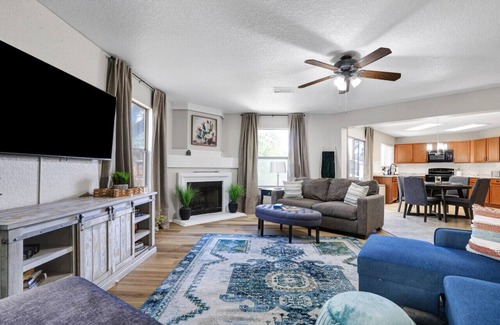 West San Antonio House | Sleeps 18! Family & Friends Vacation Home