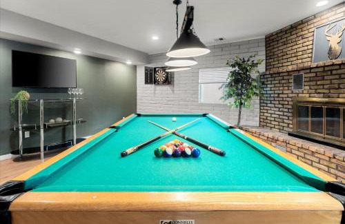 Flagstaff House | Sleeps 18 Hot Tub Pool Table Fire Pit Arcade Game