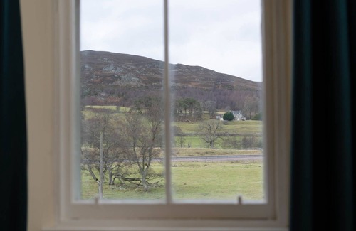 Kincraig Apartment | Sleeps 18 in 5 king, 1 king with bunk, 1 twin and 1 bunk room