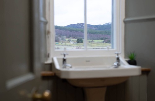 Kincraig Apartment | Sleeps 18 in 5 king, 1 king with bunk, 1 twin and 1 bunk room