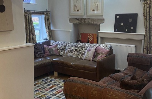 Peak District National Park House | Sleeps 19 . Ideal for families stags & hens.7 en-suite bedrooms . Large lounge