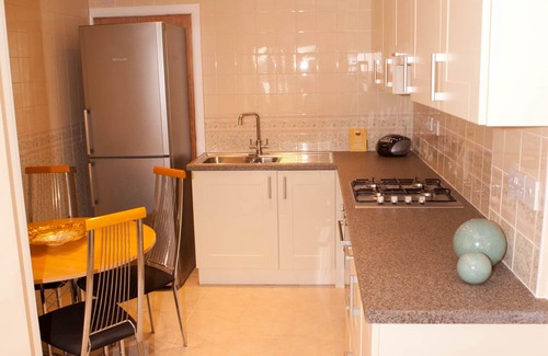 Goodmayes House | Sleeps 2-4 Self contained home. London (18 mins!)