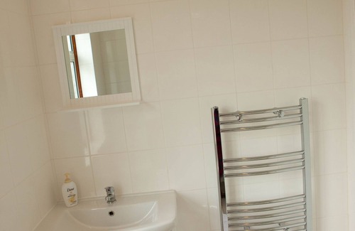 Goodmayes House | Sleeps 2-4 Self contained home. London (18 mins!)
