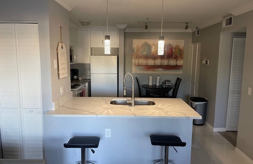 Central Sarasota Condo | Sleeps 2. Mins to Downtown, Beaches & Airport/Ground Floor Unit