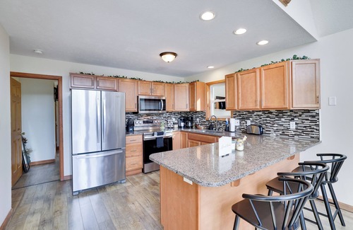Albrightsville Ski Chalet | Sleeps 20! 1 Minute Walk To Lake & Pool, Family Reunions & Large Groups Welcomed
