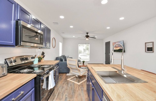 MacGregor House | Sleeps 20 | 7BR/5BA | Bedroom TVs | Urban Resort