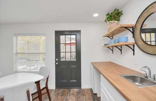 MacGregor House | Sleeps 20 | 7BR/5BA | Bedroom TVs | Urban Resort