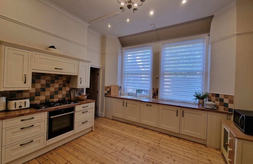 Ashton-under-Lyne House | Sleeps 20 Ashton Mansion by City SuperHost