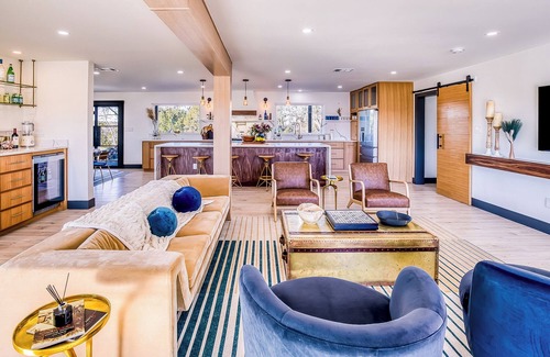 Dripping Springs House | Sleeps 20 - Barn w/Bar + Games, Pool, Volleyball