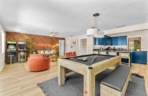 West Bradenton House | Sleeps 20~Basketball Court~Pool~Movie Room