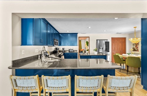 West Bradenton House | Sleeps 20~Basketball Court~Pool~Movie Room