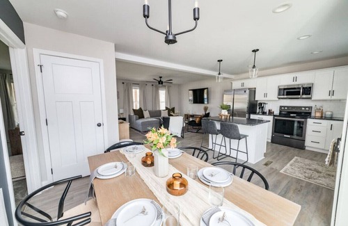 Madison Heights House | Sleeps 20 | Family-friendly | Near DT LYH & LU