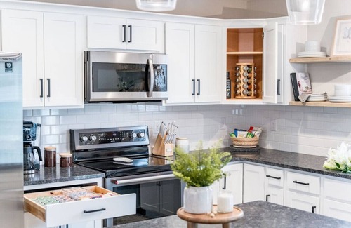 Madison Heights House | Sleeps 20 | Family-friendly | Near DT LYH & LU