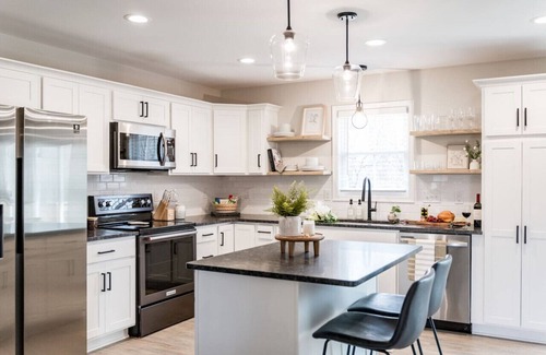 Madison Heights House | Sleeps 20 | Family-friendly | Near DT LYH & LU