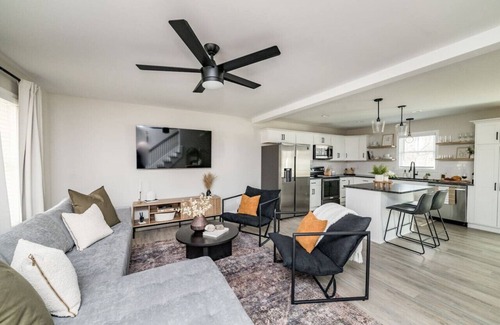Madison Heights House | Sleeps 20 | Family-friendly | Near DT LYH & LU