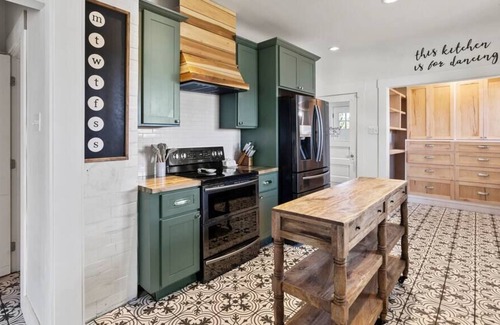 West End House | Sleeps 20 ★Family Getaway★Restaurants Shopping
