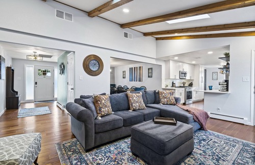 Scenic Heights House | Sleeps 20, Hot Tub, 20mins to Denver/Red Rocks, 1.5hrs to skiing/mountains