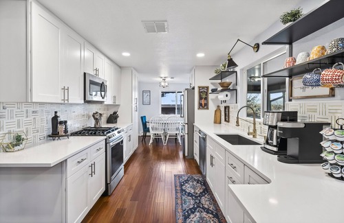 Scenic Heights House | Sleeps 20, Hot Tub, 20mins to Denver/Red Rocks, 1.5hrs to skiing/mountains