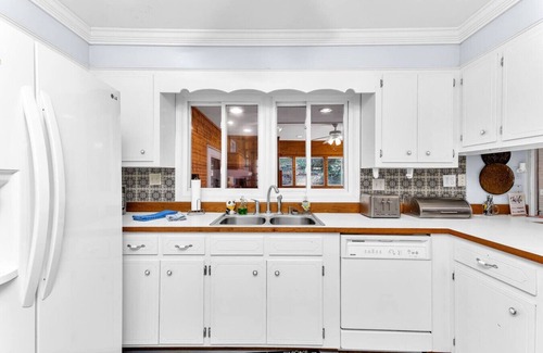 Augusta Apartment | Sleeps 20! Hot Tub - Walk to the Masters - Game Room - Gym