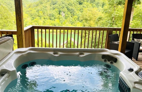 Lakeside Estates Cabin | Sleeps 20 ~Lakefront~Dock~HotTub~Firepit