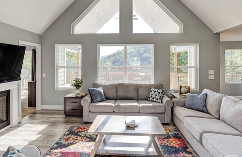 Lakeside Estates Cabin | Sleeps 20 ~Lakefront~Dock~HotTub~Firepit