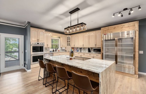 Crane Hill House | Sleeps 20! Luxe Family Lakehouse! No Steps to Water! EZ Access, Slide, Fast Wifi