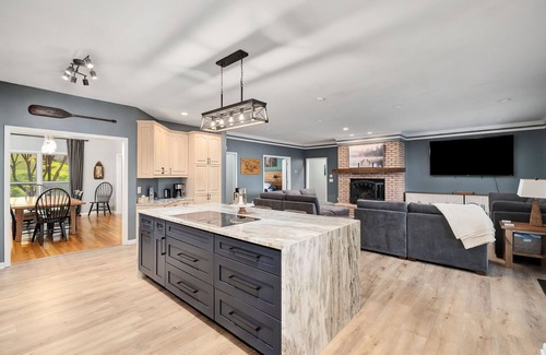 Crane Hill House | Sleeps 20! Luxe Family Lakehouse! No Steps to Water! EZ Access, Slide, Fast Wifi
