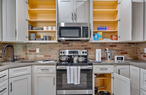 Ybor City House | Sleeps 20! Luxury 6 BDRM Duplex YBOR | USF | HYDE