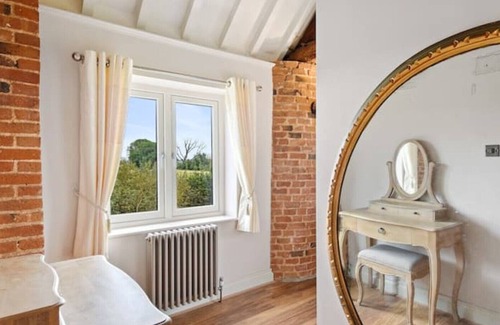 Gotham Cottage | Sleeps 20 - Luxury barn conversion (with hot tub)