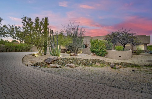 Cave Creek House | Sleeps 20, Patio Teppanyaki Grill, 2 Spas, Pool+
