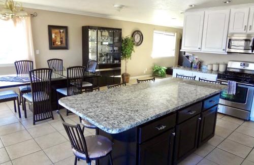 Payson House | Sleeps 20! Rare Family Friendly House.